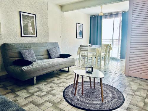 un salon avec un canapé et une table dans l'établissement Appartement T2 40m2 à DEUX PAS centre PORT, au Cap d'Agde
