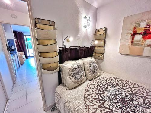 une chambre avec un lit avec des oreillers dessus dans l'établissement Rez de jardin privatif à 150m de la mer, à Villefranche-sur-Mer