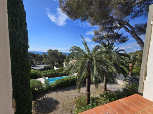 Cette maison offre une vue sur la piscine. dans l'établissement La Caravelle grande villa vue mer piscine 5x11, aux Issambres