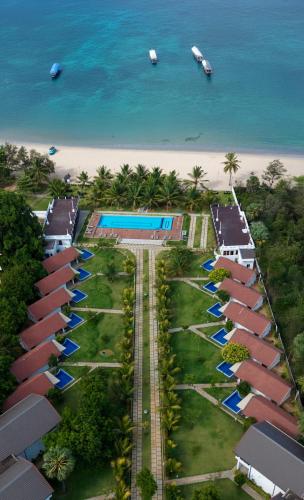 una vista aérea de un complejo turístico cerca de la playa en Uppuveli Beach by DSK, en Trincomalee