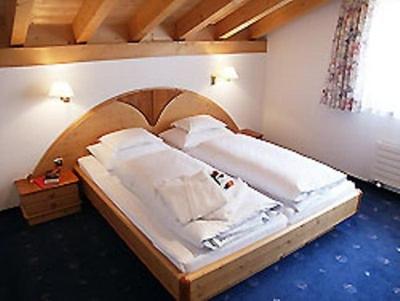 ザムナウンにあるAppartements Gabrieleのベッドルーム1室(白いシーツと枕のベッド1台付)