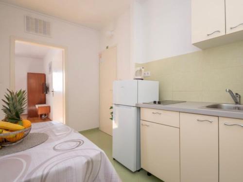Kuchyňa alebo kuchynka v ubytovaní Apartment in Omiš with sea view, balcony, air conditioning, Wi-Fi (161-4)