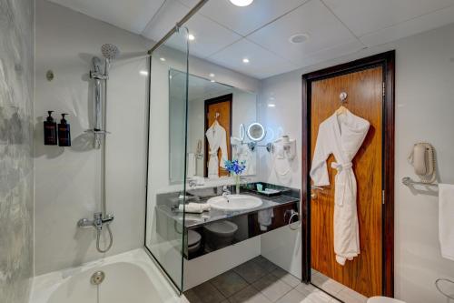 Koupelna v ubytování Hawthorn Extended Stay by Wyndham Abu Dhabi City Center