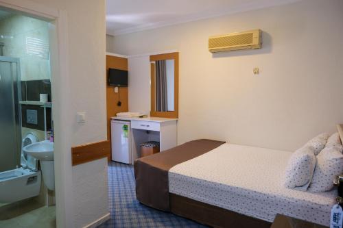 AZAK BLUE OTEL 객실 침대