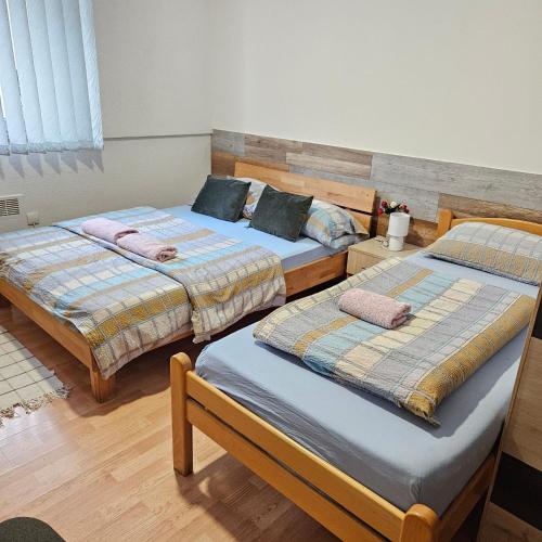 Una cama o camas en una habitación de Sobe sa kupatilom Jajce