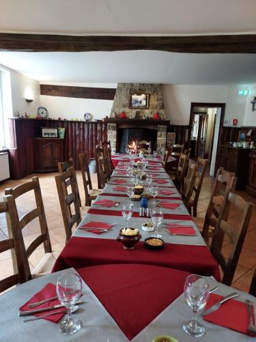 une grande salle à manger avec une grande table et des verres à vin dans l'établissement hotel restaurant la coix blanche, à Combreux