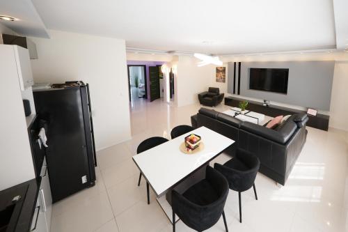 a living room with a couch and a table at Apartament ELITE PREMIUM Giżycko - 200m do plaża ,port, centrum in Giżycko