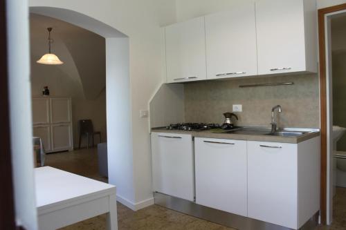 Kuchyň nebo kuchyňský kout v ubytování Studio Zu - Lakeside Apartment