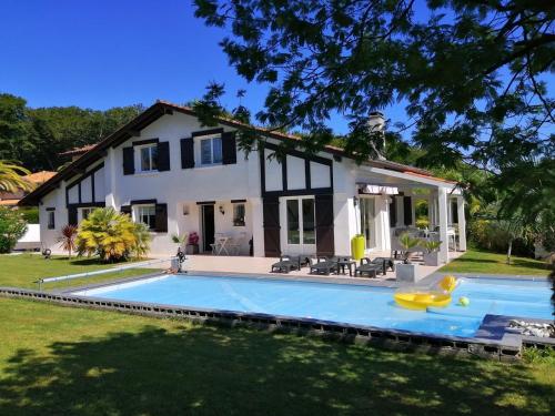 une maison avec une piscine devant dans l'établissement Villa avec piscine Anglet proche Biarritz, à BIQ