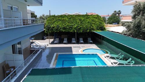 Piscina a AZAK BLUE OTEL o a prop