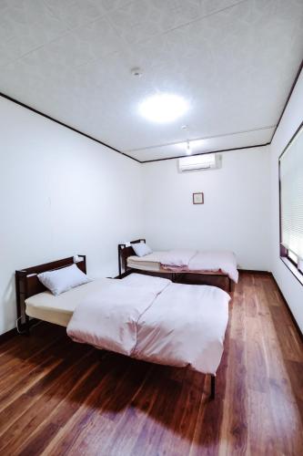 Ein Bett oder Betten in einem Zimmer der Unterkunft しまなみ宿Ebi