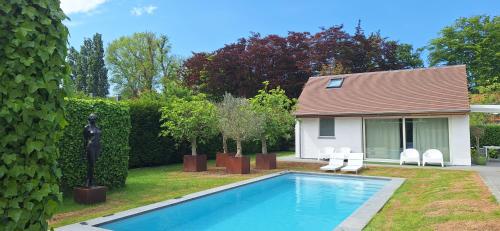a swimming pool in the yard of a house at Thibault1 in Gistel