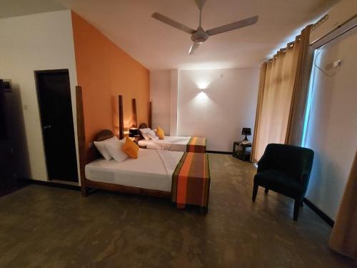 Ein Bett oder Betten in einem Zimmer der Unterkunft Rajini By The Waters
