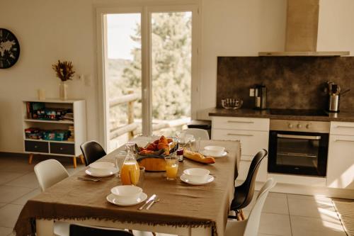 - une cuisine avec une table en bois et de la nourriture dans l'établissement Le Carpe Diem, à Fiquefleur-Équainville