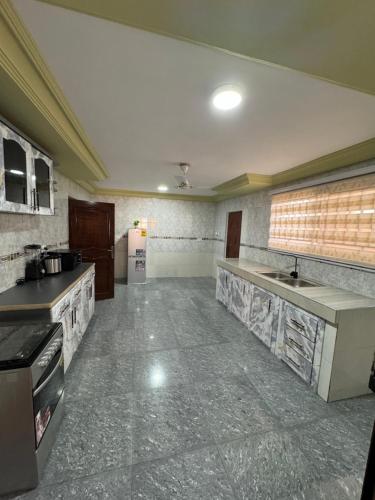 Η κουζίνα ή μικρή κουζίνα στο Spacious 5-Bedroom Private Home
