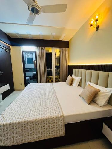 Postel nebo postele na pokoji v ubytování Rosa Stays 2BHK of Comfort & Class