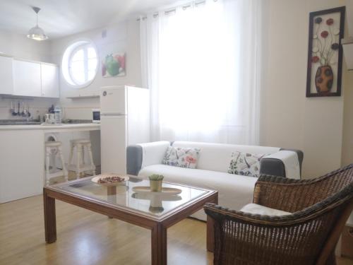 salon z kanapą i stołem w obiekcie Apartamento Ossuna w mieście La Laguna