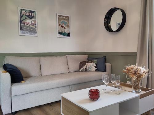 a living room with a couch and a table at Appartement cosy avec Jardin clôturé in Bretenoux