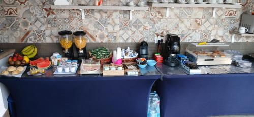 een blauwe tafel met eten erop bij B&B villa brezza marina in Sant'Isidoro