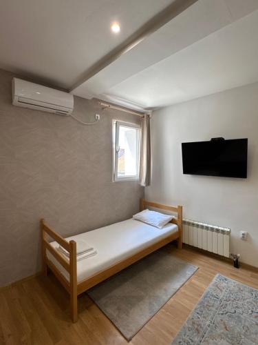 TV a/nebo společenská místnost v ubytování Apartments and Rooms L E F T RIVER Belgrade