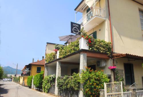 a building with flowers on the side of it at La Pergola Private Parking in Vezzano Ligure