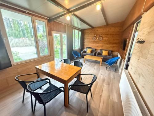 Posezení v ubytování House & Yard Sesil Forest 90m to beach Kaprovani