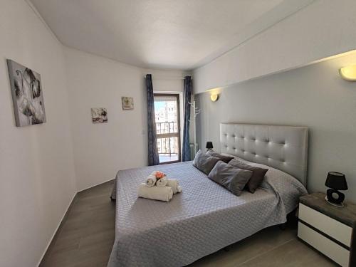 una camera da letto con un letto con due animali di peluche sopra di 9C Sao Gabriel - Casas & Papéis ad Armação de Pêra