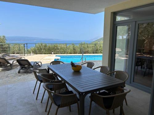 Panoramic Sea View Villa in Bast, near Baska Voda - Pool, Sports Court, BBQ & Starlink