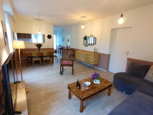 Grand Appartement avec Jardin Bretenoux