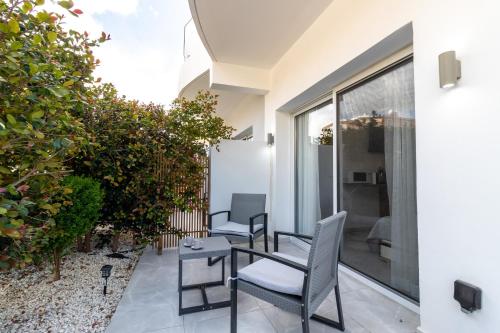 Un patio o zona al aire libre en ARF Apartments - with Jacuzzi at the complex