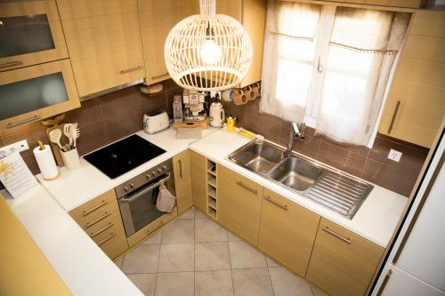 Una cocina o zona de cocina en Golden Palm Tree Maisonette