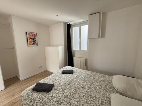 une chambre avec un lit avec deux serviettes dessus dans l'établissement City Break T2, à Clermont-Ferrand
