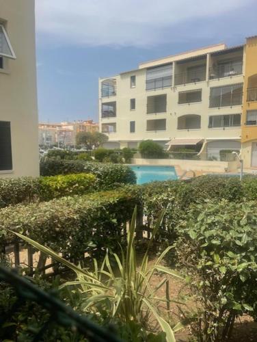 - une vue sur la piscine dans un bâtiment dans l'établissement loft appartement, au Cap d'Agde