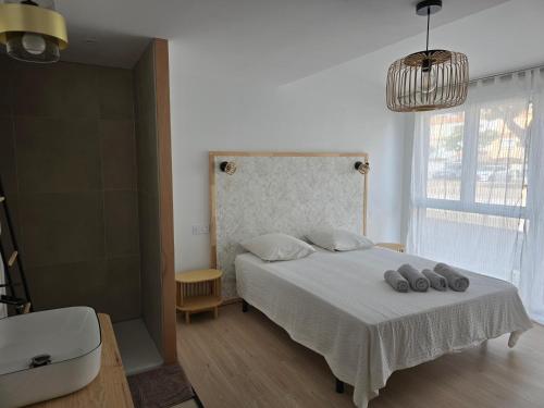 une chambre avec un lit avec deux oreillers dessus dans l'établissement Maison avec extérieur à 150 mètres de la plage - 4 chambres climatisées, à Saint Cyprien Plage