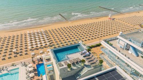 an aerial view of a hotel and the beach at Victoria Frontemare Beach & Spa Hotel Jesolo in Lido di Jesolo