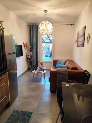 un salon avec un canapé et une table dans l'établissement Un havre de paix les pieds dans l'eau, à La Seyne-sur-Mer