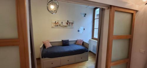 une petite pièce avec un lit pour chien bleu dans une pièce dans l'établissement Appart Cosy Centre Ville Annecy, à Annecy