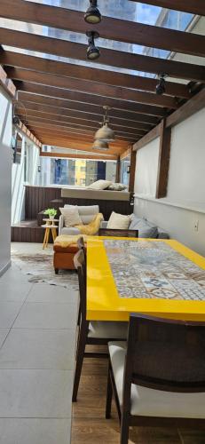 Posezení v ubytování APARTAMENTO 3 SUITES MEIA PRAIA - ITAPEMA - 90 Metros DO MAR