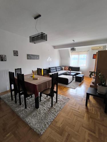 a living room with a table and a couch at D Center Apartment in Kumanovo