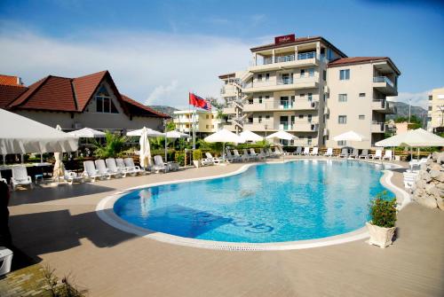 una gran piscina frente a un edificio en Godija Hotel & Suites, en Velipojë