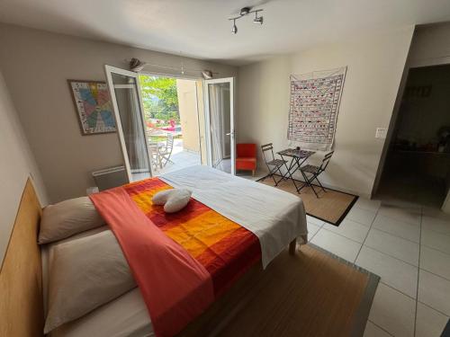 - une chambre avec un lit et une couverture colorée dans l'établissement Maison de lumiere et de joie, à Vaison-la-Romaine