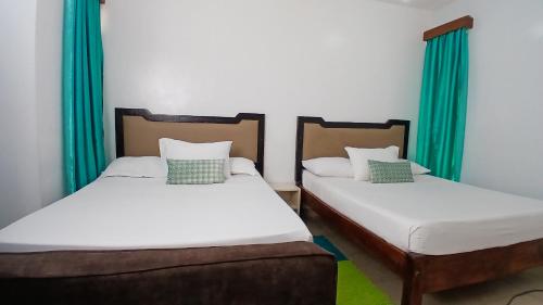 Кровать или кровати в номере Ary Homestay Nyali- Behind City Mall