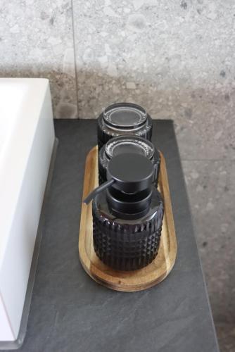 a group of glass jars sitting on a wooden tray at cozy cube 1 Luxury Apartments, nah an der Messe, 30 Minuten zu den Bergen und Seen, 20 Minuten nach München in Glonn