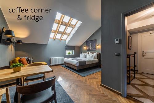 una camera d'albergo con letto e tavolo e una camera di The Viaduct - Suites & More a Praga