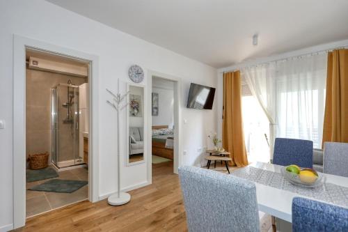 uma cozinha e sala de estar com mesa e cadeiras em Charming sparcle in Dalmatia em Zadar