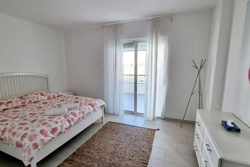 En eller flere senge i et værelse på Island Apartment