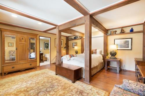 a bedroom with a bed and a table at Villa Coffee House in Palm Springs