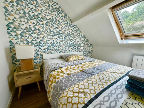 - une chambre avec un lit et un mur avec une fenêtre dans l'établissement La Coloc' Rouen Docks T6 4 Bathrooms Garden, à Rouen