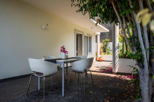 Taman di luar NEW Portola House by YMR