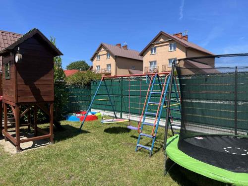 Ο χώρος παιχνιδιού για παιδιά στο La Jolla Domki Drewniane